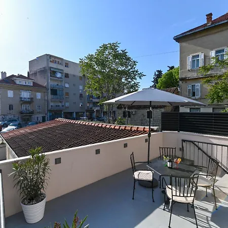 Sani - Modern Apartmán *